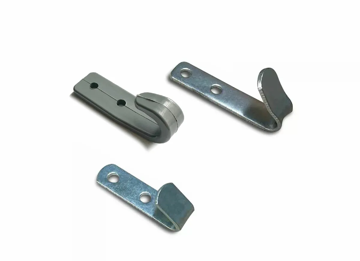 Drei Riegelteile aus Metall sind auf weißem Untergrund angeordnet. Das Set besteht aus einem gebogenen Hakenteil und zwei flachen Teilen, jeweils mit Löchern zur Befestigung. Das Metall hat eine glänzende, glatte Oberfläche.