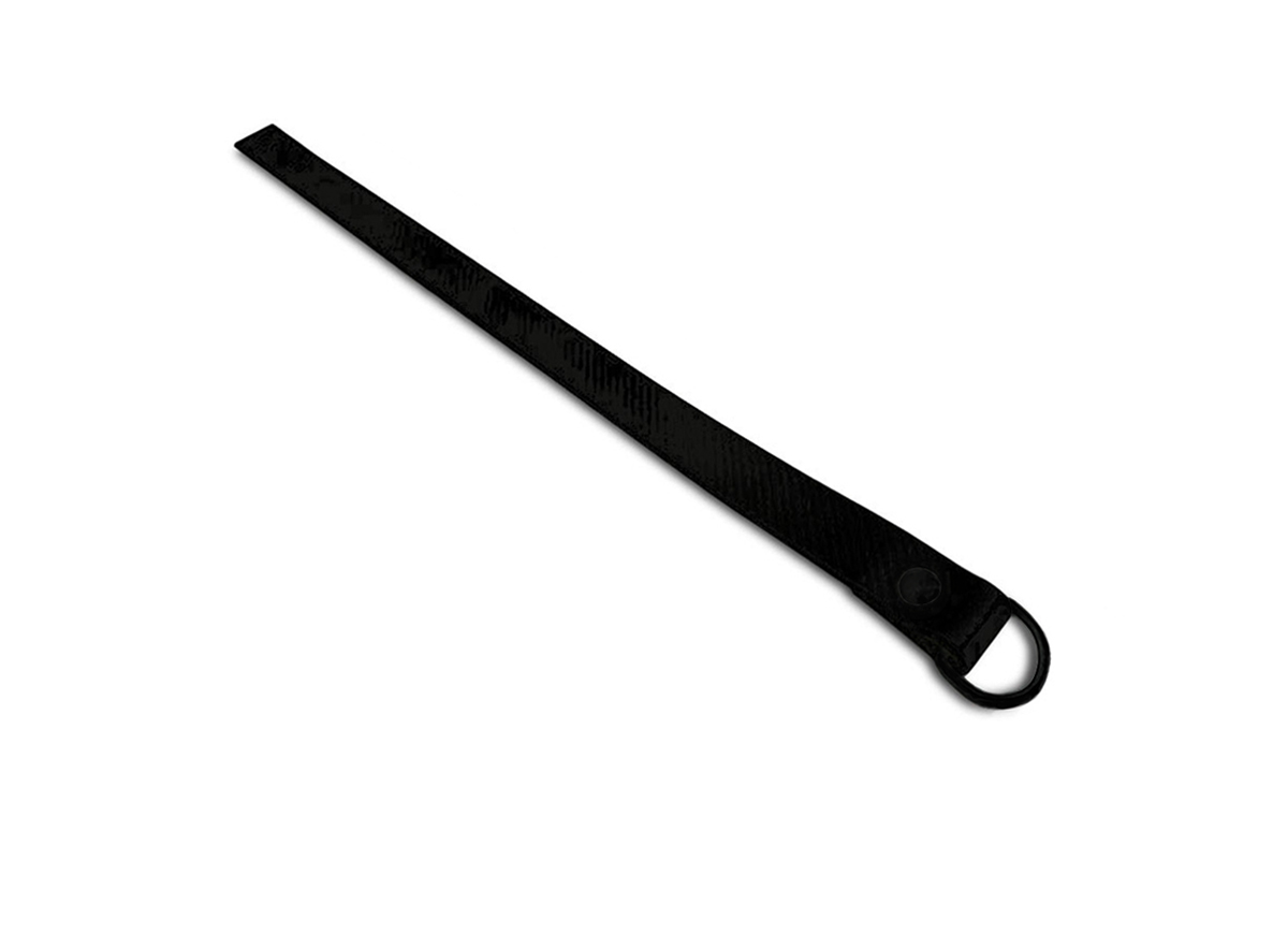 Auf einer weißen Oberfläche liegt ein schwarzer Schlüsselanhänger aus Leder mit einem D-Ring aus Metall an einem Ende.