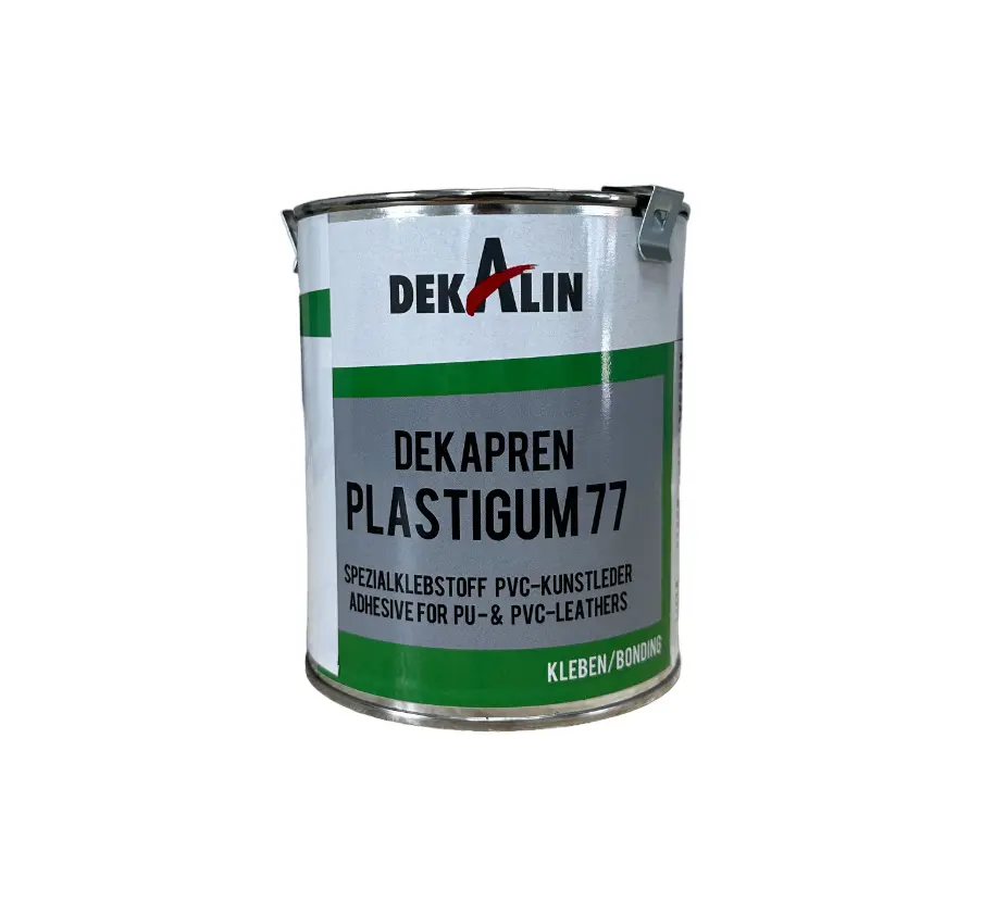 Abgebildet ist eine Metalldose mit der Aufschrift „DEKALIN DEKAPREN PLASTIGUM 77“. Es handelt sich um einen Klebstoff für PU- und PVC-Leder. Die Aufschrift ist hauptsächlich grün und weiß, und die Dose hat an der Seite einen Metallgriff.