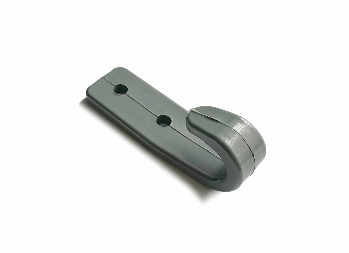 Ein grauer Wandhaken mit zwei Schraublöchern zur Befestigung. Der Haken hat ein schlichtes, geschwungenes Design und ist aus einem glatten, festen Material gefertigt.