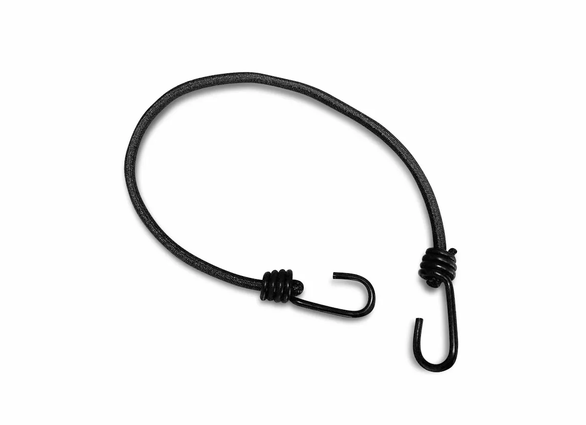 Ein schwarzes Bungee-Seil mit Haken an beiden Enden ist oval vor einem weißen Hintergrund ausgelegt.