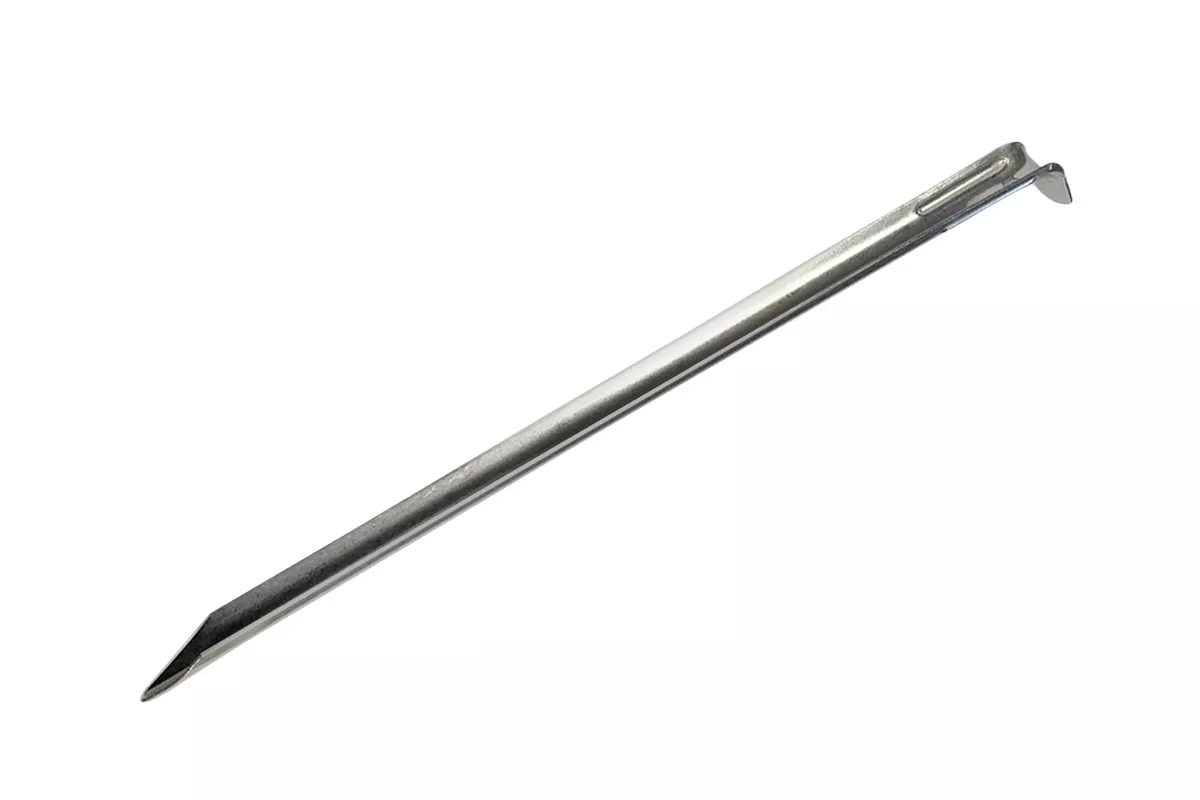 Metallzeltpflock mit einem spitzen Ende und einem Haken am anderen Ende, der zum Befestigen von Zelten am Boden dient. Der Pflock hat eine lange, schlanke Form und eine reflektierende Metalloberfläche.